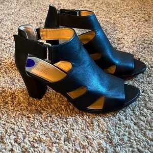 New- Naturalizer shoes size 8.5